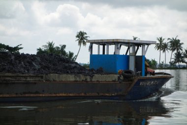 KERALA, Hindistan - CIRCA ECTOBER 2017: Tuzlu su gölleri, göller, kanallar ve nehirlerden oluşan durgun bir ağ