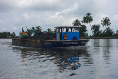 KERALA, Hindistan - CIRCA ECTOBER 2017: Tuzlu su gölleri, göller, kanallar ve nehirlerden oluşan durgun bir ağ