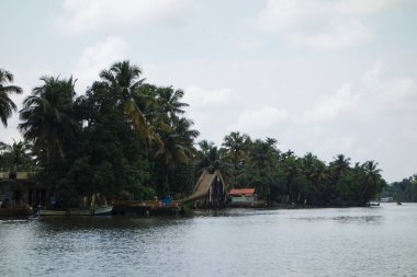 KERALA, Hindistan - CIRCA ECTOBER 2017: Tuzlu su gölleri, göller, kanallar ve nehirlerden oluşan durgun bir ağ