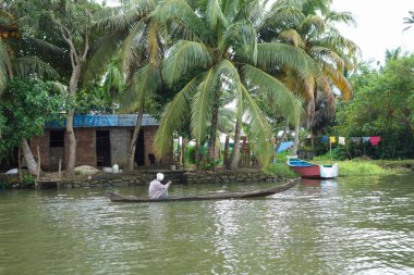 KERALA, Hindistan - CIRCA ECTOBER 2017: Tuzlu su gölleri, göller, kanallar ve nehirlerden oluşan durgun bir ağ