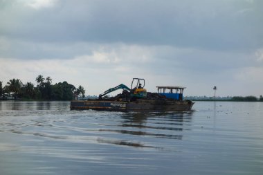 KERALA, Hindistan - CIRCA ECTOBER 2017: Tuzlu su gölleri, göller, kanallar ve nehirlerden oluşan durgun bir ağ