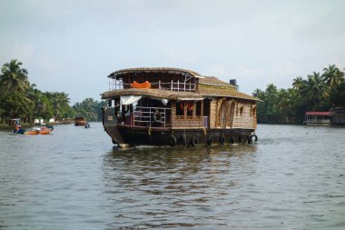 KERALA, Hindistan - CIRCA ECTOBER 2017: Tuzlu su gölleri, göller, kanallar ve nehirlerden oluşan durgun bir ağ