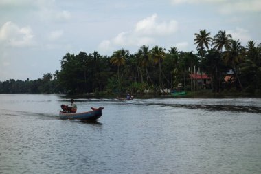 KERALA, Hindistan - CIRCA ECTOBER 2017: Tuzlu su gölleri, göller, kanallar ve nehirlerden oluşan durgun bir ağ