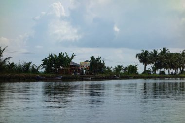 KERALA, Hindistan - CIRCA ECTOBER 2017: Tuzlu su gölleri, göller, kanallar ve nehirlerden oluşan durgun bir ağ