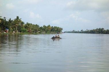 KERALA, Hindistan - CIRCA ECTOBER 2017: Tuzlu su gölleri, göller, kanallar ve nehirlerden oluşan durgun bir ağ