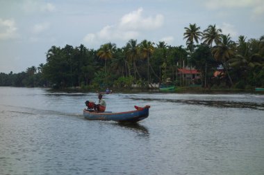 KERALA, Hindistan - CIRCA ECTOBER 2017: Tuzlu su gölleri, göller, kanallar ve nehirlerden oluşan durgun bir ağ