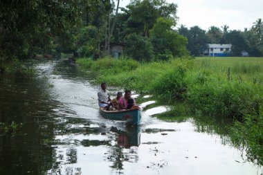 KERALA, Hindistan - CIRCA ECTOBER 2017: Tuzlu su gölleri, göller, kanallar ve nehirlerden oluşan durgun bir ağ