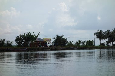 KERALA, Hindistan - CIRCA ECTOBER 2017: Tuzlu su gölleri, göller, kanallar ve nehirlerden oluşan durgun bir ağ