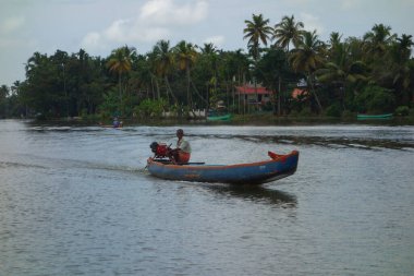 KERALA, Hindistan - CIRCA ECTOBER 2017: Tuzlu su gölleri, göller, kanallar ve nehirlerden oluşan durgun bir ağ