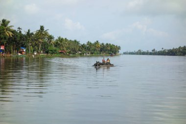 KERALA, Hindistan - CIRCA ECTOBER 2017: Tuzlu su gölleri, göller, kanallar ve nehirlerden oluşan durgun bir ağ
