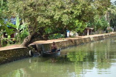 KERALA, Hindistan - CIRCA ECTOBER 2017: Tuzlu su gölleri, göller, kanallar ve nehirlerden oluşan durgun bir ağ