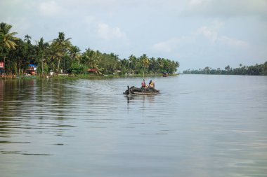 KERALA, Hindistan - CIRCA ECTOBER 2017: Tuzlu su gölleri, göller, kanallar ve nehirlerden oluşan durgun bir ağ