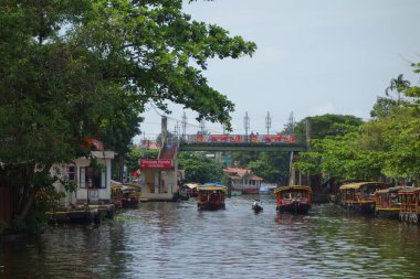 KERALA, Hindistan - CIRCA ECTOBER 2017: Tuzlu su gölleri, göller, kanallar ve nehirlerden oluşan durgun bir ağ