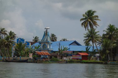 KERALA, Hindistan - CIRCA ECTOBER 2017: Tuzlu su gölleri, göller, kanallar ve nehirlerden oluşan durgun bir ağ