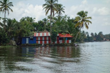 KERALA, Hindistan - CIRCA ECTOBER 2017: Tuzlu su gölleri, göller, kanallar ve nehirlerden oluşan durgun bir ağ