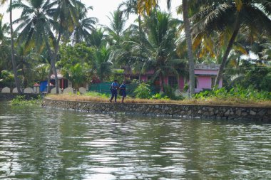 KERALA, Hindistan - CIRCA ECTOBER 2017: Tuzlu su gölleri, göller, kanallar ve nehirlerden oluşan durgun bir ağ