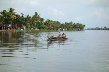 KERALA, Hindistan - CIRCA ECTOBER 2017: Tuzlu su gölleri, göller, kanallar ve nehirlerden oluşan durgun bir ağ