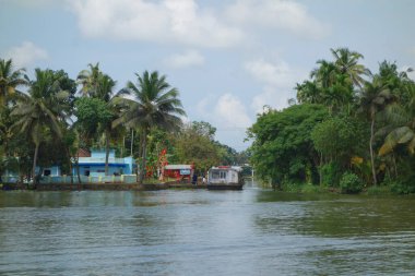 KERALA, Hindistan - CIRCA ECTOBER 2017: Tuzlu su gölleri, göller, kanallar ve nehirlerden oluşan durgun bir ağ