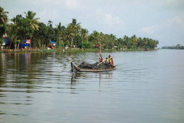 KERALA, Hindistan - CIRCA ECTOBER 2017: Tuzlu su gölleri, göller, kanallar ve nehirlerden oluşan durgun bir ağ