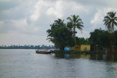 KERALA, Hindistan - CIRCA ECTOBER 2017: Tuzlu su gölleri, göller, kanallar ve nehirlerden oluşan durgun bir ağ