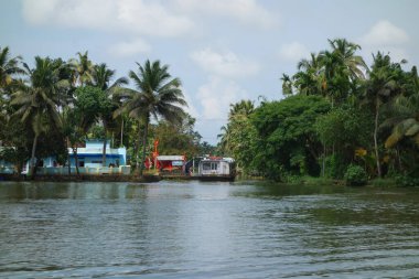 KERALA, Hindistan - CIRCA ECTOBER 2017: Tuzlu su gölleri, göller, kanallar ve nehirlerden oluşan durgun bir ağ