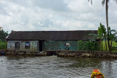 KERALA, Hindistan - CIRCA ECTOBER 2017: Tuzlu su gölleri, göller, kanallar ve nehirlerden oluşan durgun bir ağ