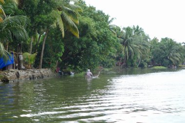 KERALA, Hindistan - CIRCA ECTOBER 2017: Tuzlu su gölleri, göller, kanallar ve nehirlerden oluşan durgun bir ağ