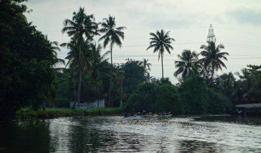 KERALA, Hindistan - CIRCA ECTOBER 2017: Tuzlu su gölleri, göller, kanallar ve nehirlerden oluşan durgun bir ağ