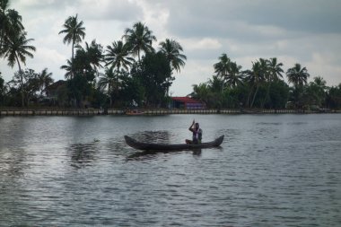 KERALA, Hindistan - CIRCA ECTOBER 2017: Tuzlu su gölleri, göller, kanallar ve nehirlerden oluşan durgun bir ağ