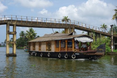 KERALA, Hindistan - CIRCA ECTOBER 2017: Tuzlu su gölleri, göller, kanallar ve nehirlerden oluşan durgun bir ağ