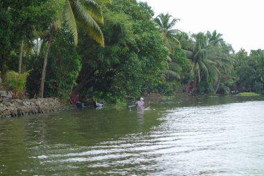 KERALA, Hindistan - CIRCA ECTOBER 2017: Tuzlu su gölleri, göller, kanallar ve nehirlerden oluşan durgun bir ağ