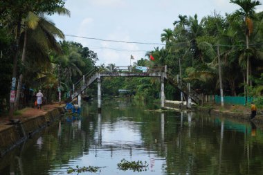 KERALA, Hindistan - CIRCA ECTOBER 2017: Tuzlu su gölleri, göller, kanallar ve nehirlerden oluşan durgun bir ağ