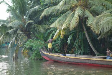 KERALA, Hindistan - CIRCA ECTOBER 2017: Tuzlu su gölleri, göller, kanallar ve nehirlerden oluşan durgun bir ağ