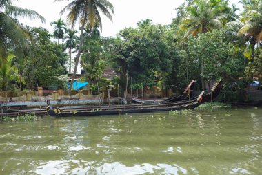 KERALA, Hindistan - CIRCA ECTOBER 2017: Tuzlu su gölleri, göller, kanallar ve nehirlerden oluşan durgun bir ağ