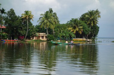KERALA, Hindistan - CIRCA ECTOBER 2017: Tuzlu su gölleri, göller, kanallar ve nehirlerden oluşan durgun bir ağ