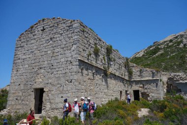 PORTOFERRAIO, ITALY - CRCA HAZİRAN 2020: San Mamiliano Manastırı (eski adı Oglasa) Toskana Takımadası 'nın Tiran Denizi' nin bir parçası olan