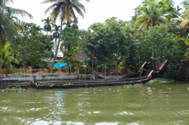 KERALA, Hindistan - CIRCA ECTOBER 2017: Tuzlu su gölleri, göller, kanallar ve nehirlerden oluşan durgun bir ağ