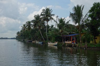 KERALA, Hindistan - CIRCA ECTOBER 2017: Tuzlu su gölleri, göller, kanallar ve nehirlerden oluşan durgun bir ağ