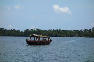 KERALA, Hindistan - CIRCA ECTOBER 2017: Tuzlu su gölleri, göller, kanallar ve nehirlerden oluşan durgun bir ağ