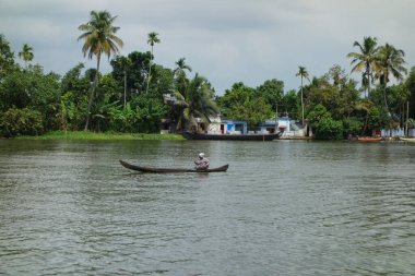 KERALA, Hindistan - CIRCA ECTOBER 2017: Tuzlu su gölleri, göller, kanallar ve nehirlerden oluşan durgun bir ağ