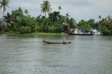 KERALA, Hindistan - CIRCA ECTOBER 2017: Tuzlu su gölleri, göller, kanallar ve nehirlerden oluşan durgun bir ağ