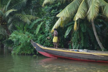 KERALA, Hindistan - CIRCA ECTOBER 2017: Tuzlu su gölleri, göller, kanallar ve nehirlerden oluşan durgun bir ağ