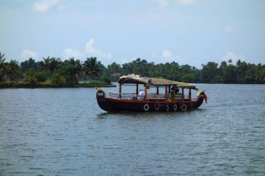 KERALA, Hindistan - CIRCA ECTOBER 2017: Tuzlu su gölleri, göller, kanallar ve nehirlerden oluşan durgun bir ağ