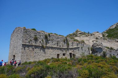 PORTOFERRAIO, ITALY - CRCA HAZİRAN 2020: San Mamiliano Manastırı (eski adı Oglasa) Toskana Takımadası 'nın Tiran Denizi' nin bir parçası olan