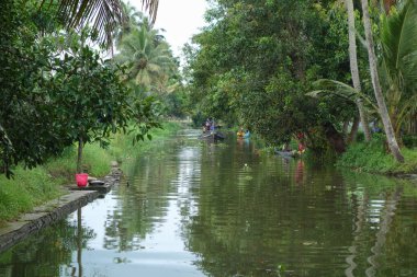 KERALA, Hindistan - CIRCA ECTOBER 2017: Tuzlu su gölleri, göller, kanallar ve nehirlerden oluşan durgun bir ağ