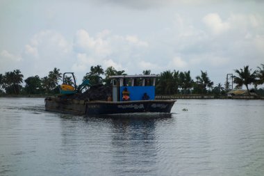 KERALA, Hindistan - CIRCA ECTOBER 2017: Tuzlu su gölleri, göller, kanallar ve nehirlerden oluşan durgun bir ağ