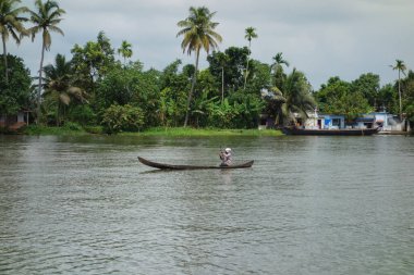 KERALA, Hindistan - CIRCA ECTOBER 2017: Tuzlu su gölleri, göller, kanallar ve nehirlerden oluşan durgun bir ağ