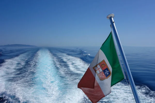 ボートに乗ってイタリアの海事共和国の旗 — ストック写真
