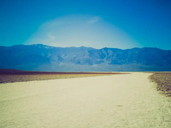 Mirada retro Badwater Cuenca en Valle de la Muerte — Foto de Stock