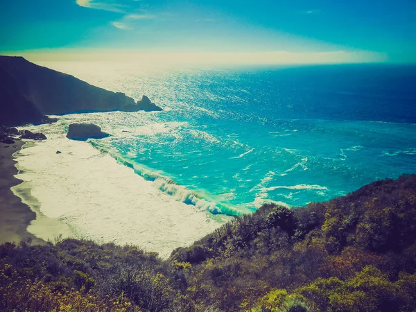 Retro zoek Big Sur beach Californië — Stockfoto
